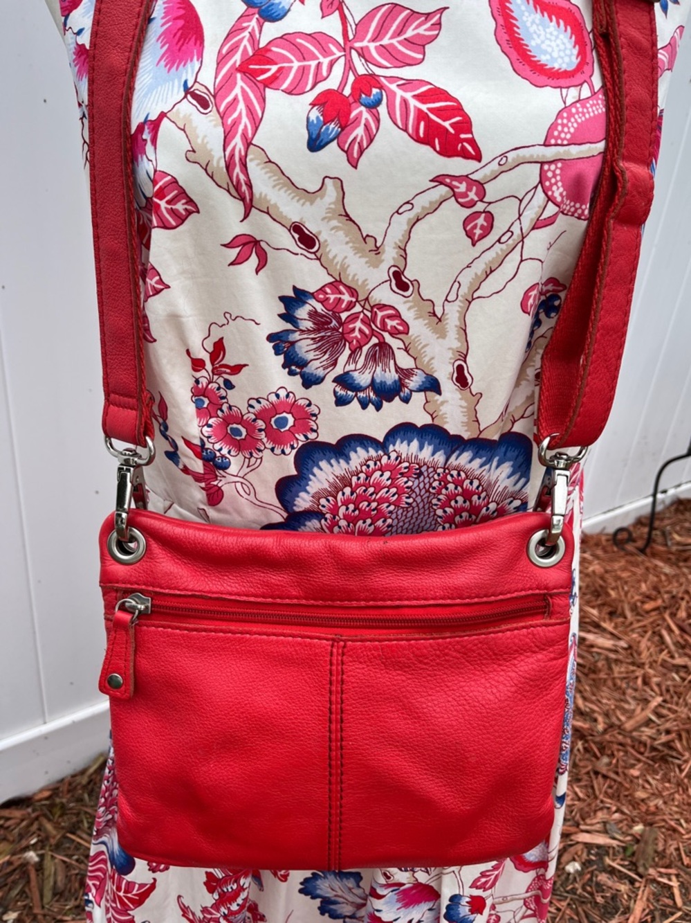 Fossil Red Leather Crossbody Multi-Pocket Bag - Picture 3 of 13